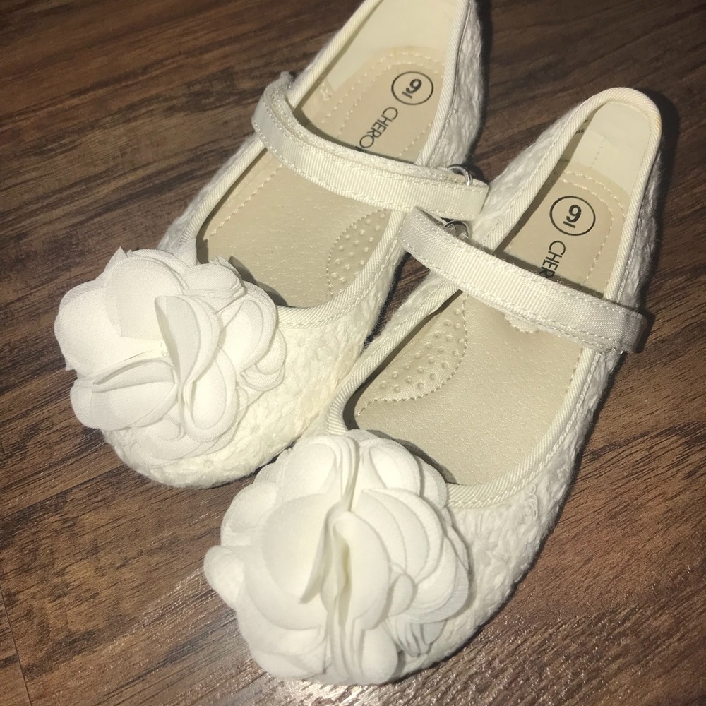 ❌SOLD❌ White dressy shoe (toddler 9)